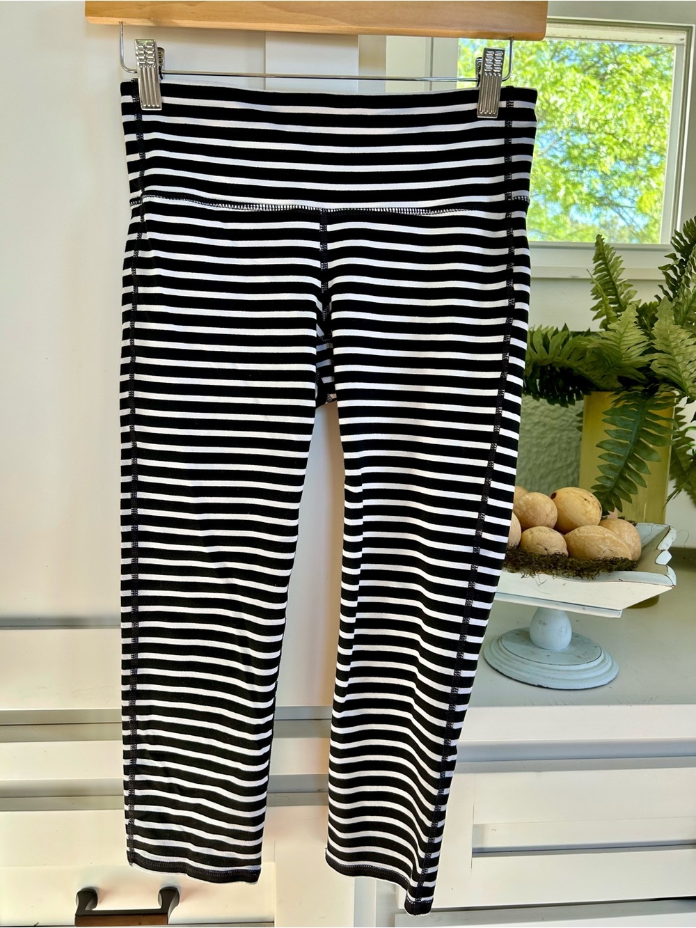 Athleta Chaturanga Black & White horizontal leggings. Size Small
